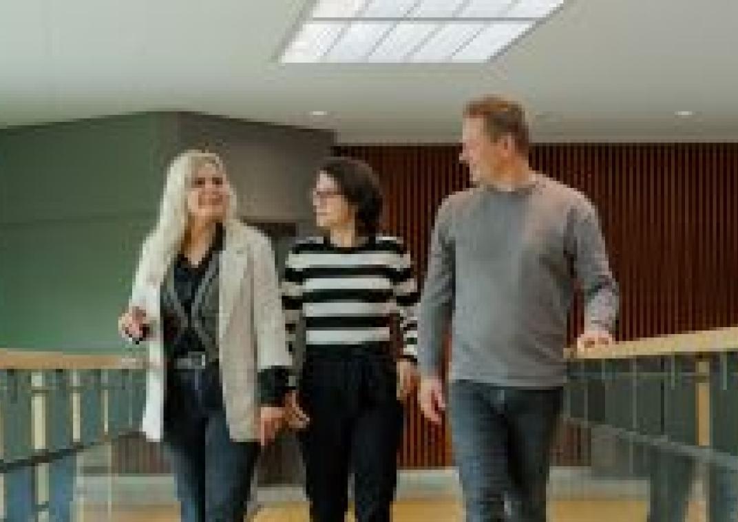 Collega's in gesprek op de loopbrug