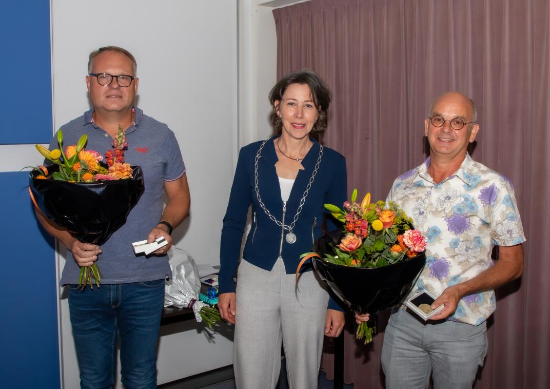 Bronzen gemeentepenning voor Arno Berghorst en Dirk-Jan Beumer