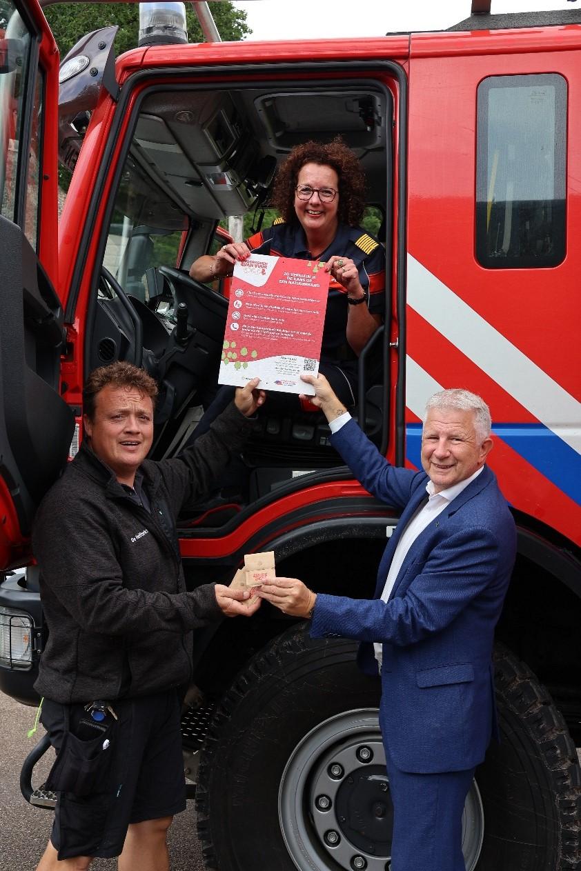 Carla Kats (VNOG), Bart Looymans (campingeigenaar De Helfterkamp) en wethouder Gert van den Berg