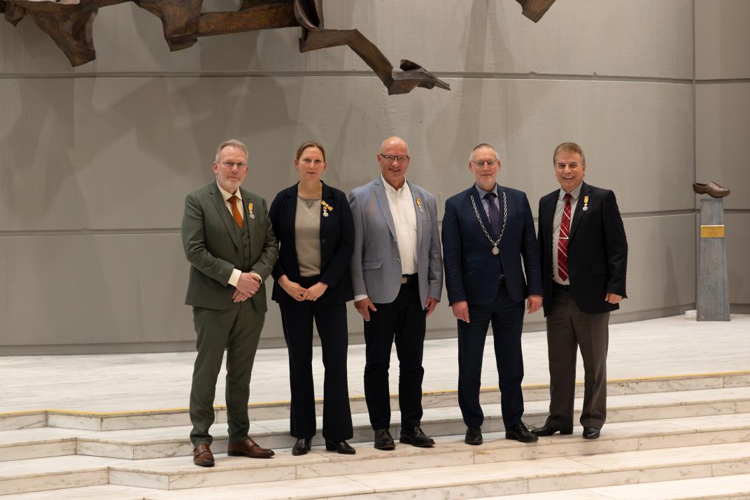 Foto gedecoreerden (van links naar rechts: Henk Boon, Bertie Hendriks, Albert Oortgiesen, burgemeester Tom Horn en Kenan Aldemir)