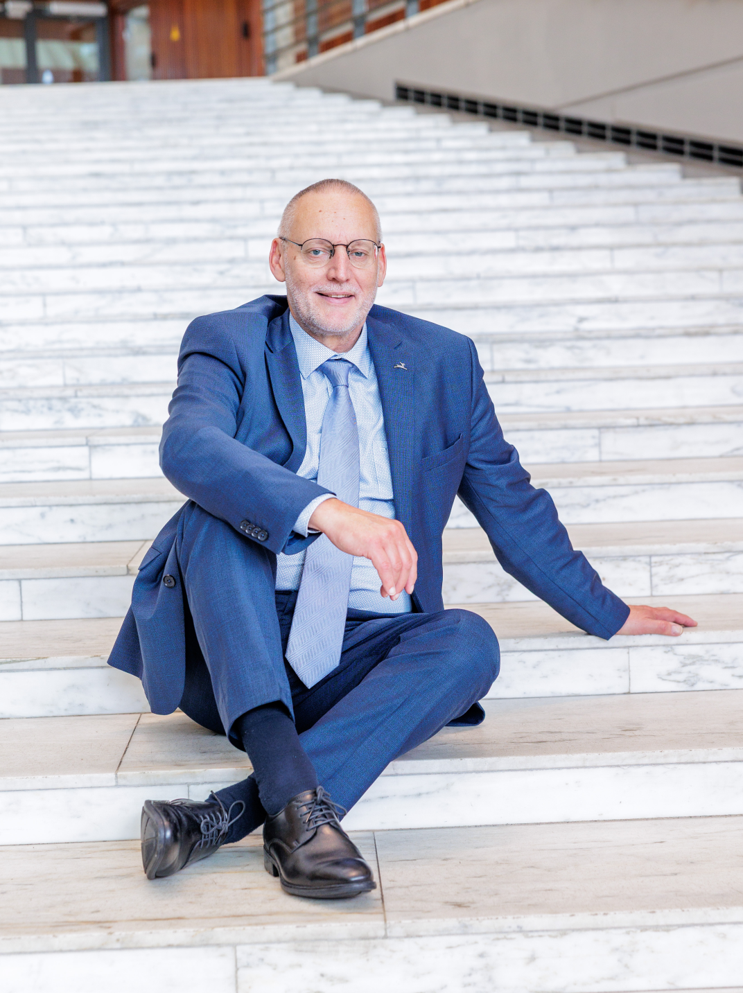 Burgemeester Tom Horn - informeel, zittend op de trap