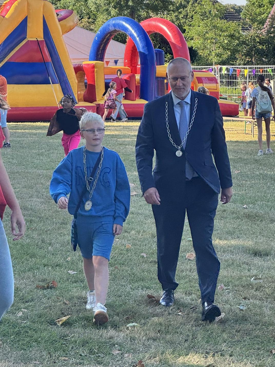 Burgemeester Tom Horn met kinderburgemeester Lias Kommer bij de opening van Cavente 2026