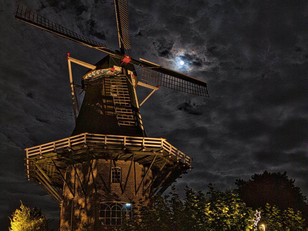 walther-bakker-dorpen-en-evenementen-daams-molen-met-volle-maan-boven-de-wieken