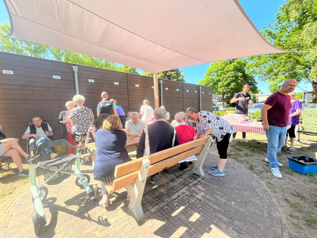 Bewoners van de Tippe maken gebruik van de picknicktafels