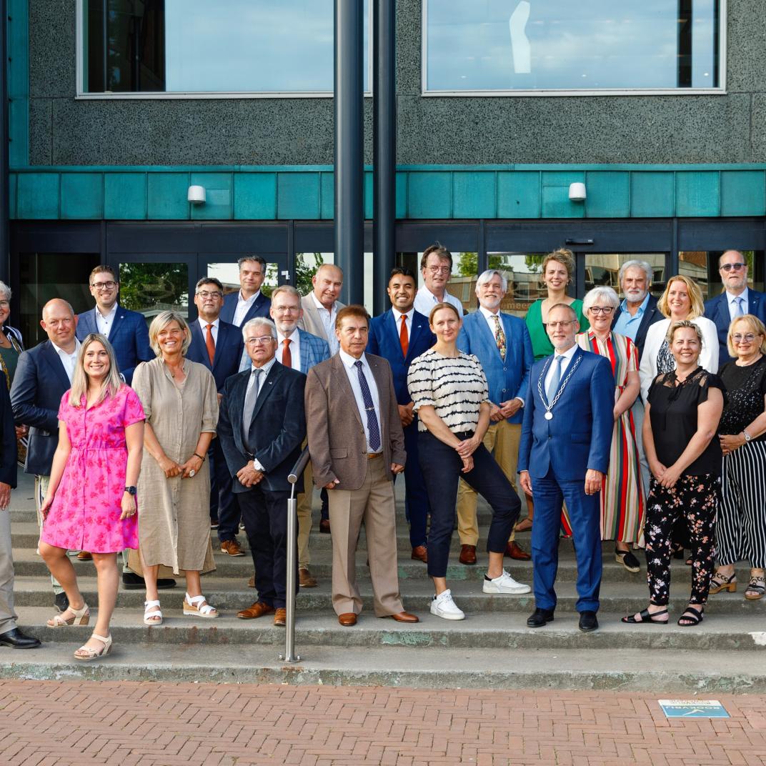 Groepsfoto raad buiten gemeentehuis 2022